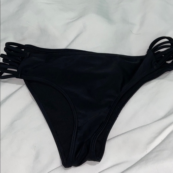 Hollister black cheeky bottoms - Picture 2 of 3